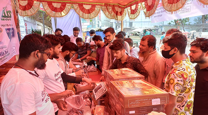 আমদানি মূল্য ৩০০ টাকায় খেজুর বিক্রি চট্টগ্রামে 