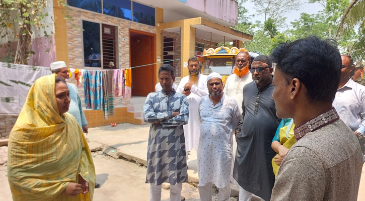ঈদের দিনে দুই জুলাই শ‌হীদের বা‌ড়িতে বিভাগীয় ক‌মিশনার