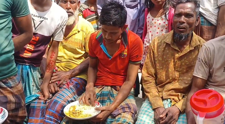 মাদককারবারিকে ডিম-ভাত খাইয়ে পুলিশে দিল এলাকাবাসী 