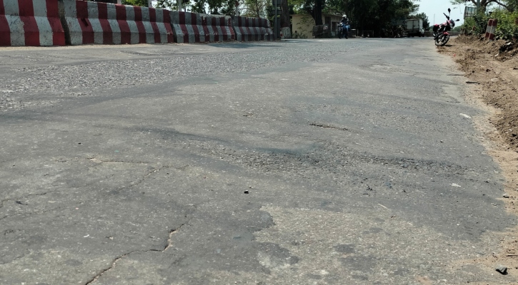 ঢাকা-আরিচা মহাসড়কে উঁচু-নিচু, দুর্ঘটনার শঙ্কা 