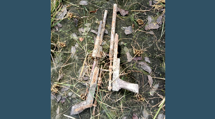 শার্শায় ধানক্ষেতে পড়েছিল ২টি পাইপগান