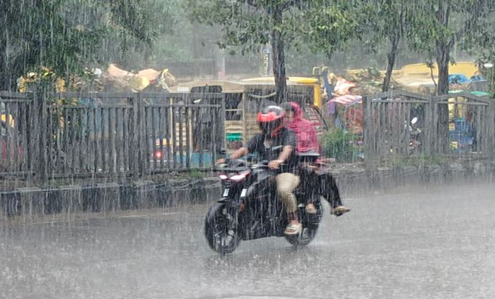 রাজধানীতে মুষলধারে বৃষ্টি, ছবি: শাকিল আহমেদ