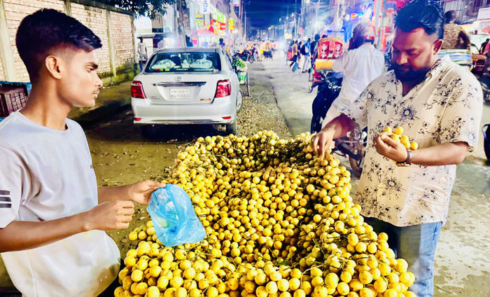 লটকনে ভরপুর সিলেটের ফলের বাজার/ ছবি: মাহমুদ হোসেন